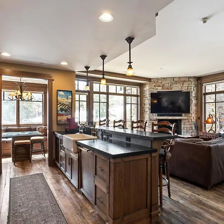 Luxury Residence, Ski-In Ski-Out, Cozy Interiors, Private Patio, Shared Pool, Close Fine Dining
